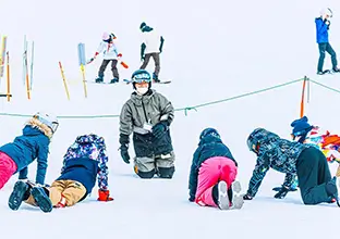 写真：子供がスキーをする様子